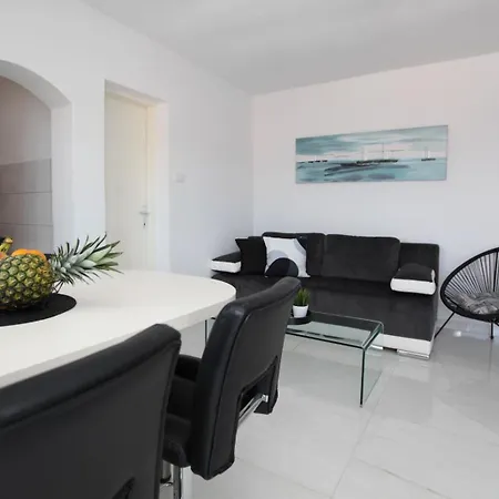 With Terrace And Sea View - Lucic Apartment