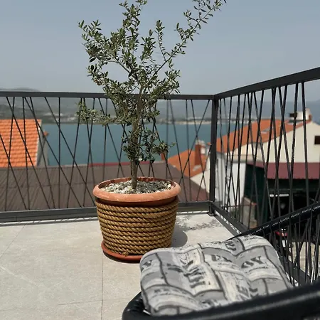 With Terrace And Sea View - Lucic Apartament *
