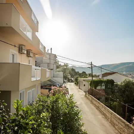 With Terrace And Sea View - Lucic Apartment *