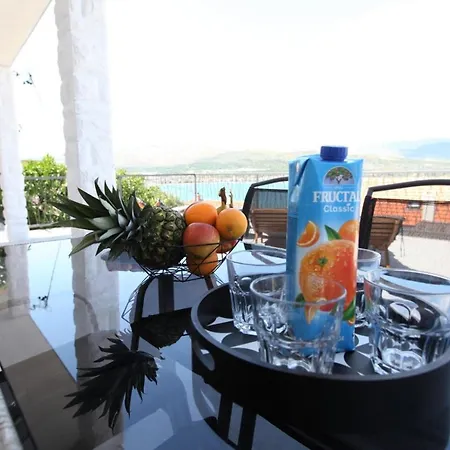 Apartment With Terrace And Sea View - Lucic *