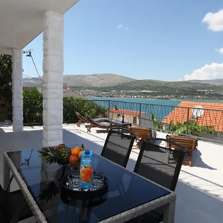 Apartment With Terrace And Sea View - Lucic *