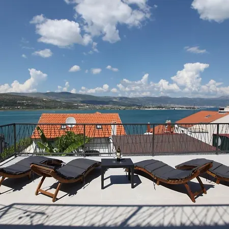 Apartment With Terrace And Sea View - Lucic *