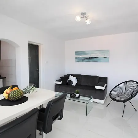 Apartment With Terrace And Sea View - Lucic